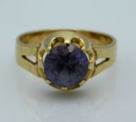 A 9ct gold ring set with colour change, blue/purpl