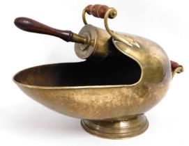 A polished brass coal scuttle & scoop, 21in wide