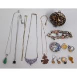 A small quantity of costume jewellery items includ