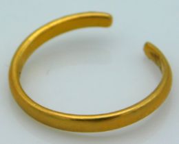 A 22ct gold band a/f, 2.7g