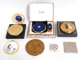 A quantity of compacts including Stratton