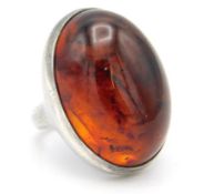 A large white metal amber ring, 32mm x 23mm, 15g,