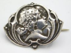 An art nouveau styled silver brooch, 33mm wide, 4g