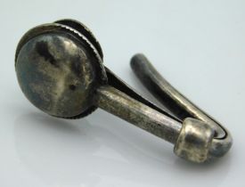 An adjustable white metal napkin clip, tests as silver, 7g, 35mm long
