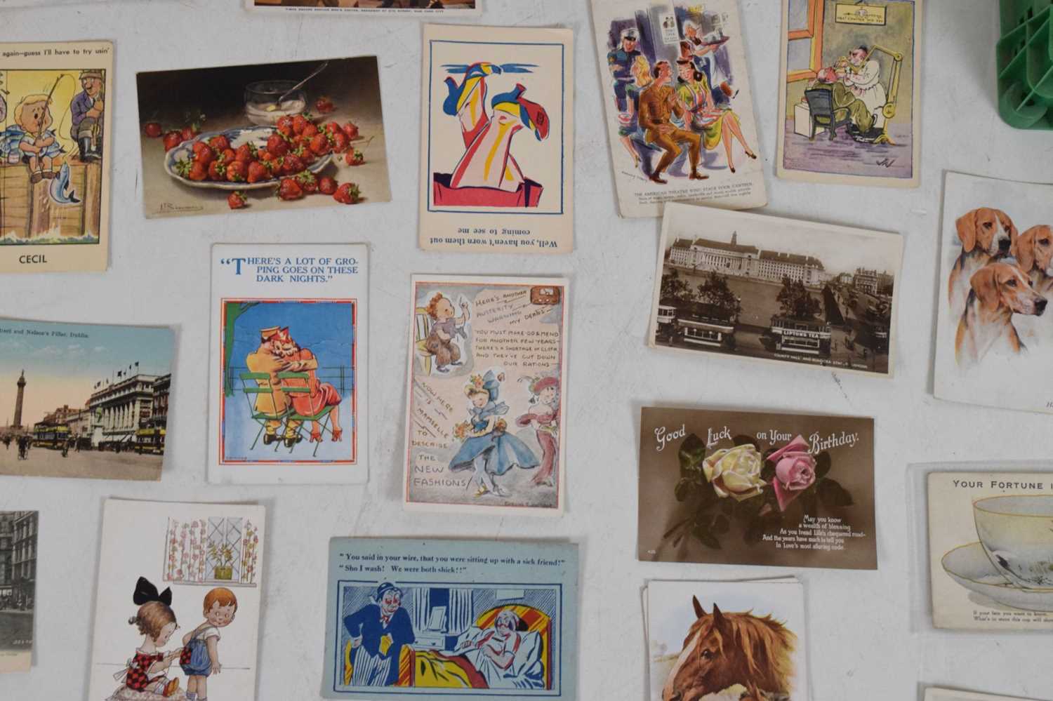 Large quantity of early to mid 20th Century postcards - Image 5 of 13