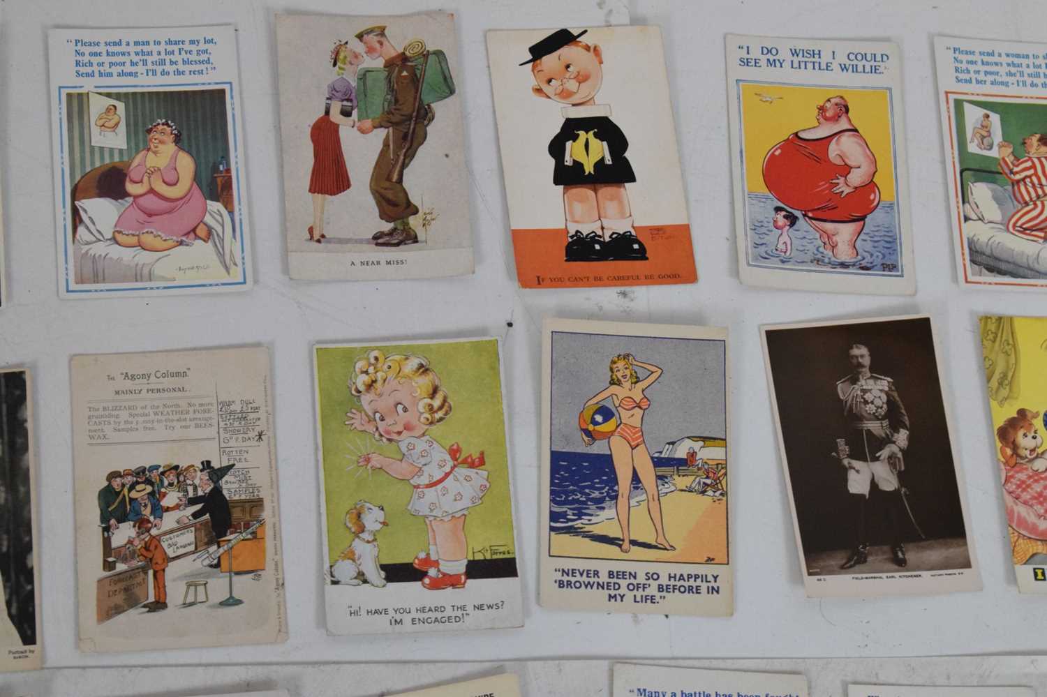 Small quantity of early to mid 20th Century postcards - Image 11 of 13