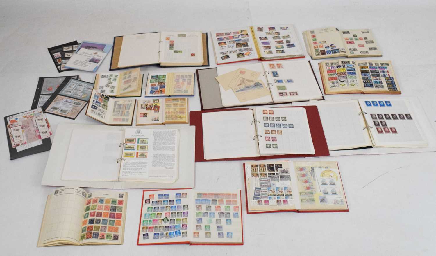Quantity of World stamps in albums