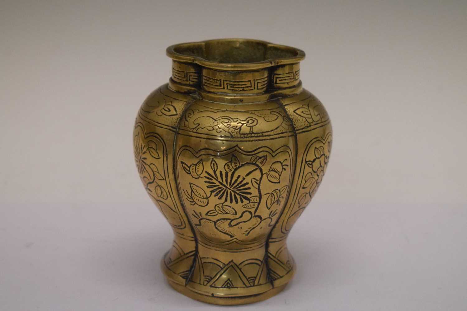 Chinese brass dish and vase - Image 5 of 11