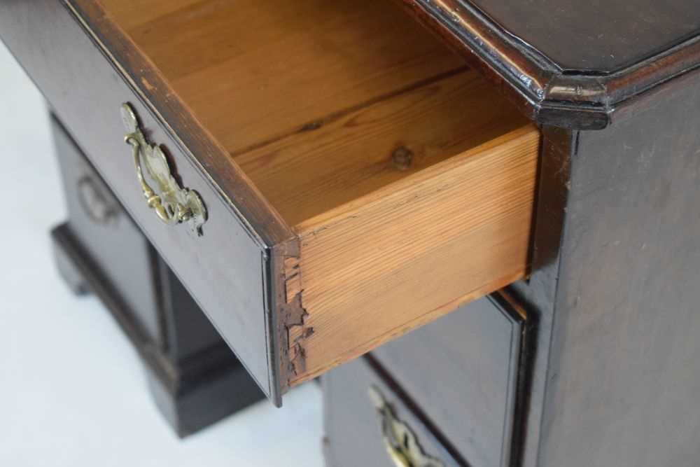 Small George III mahogany kneehole desk - Image 5 of 8