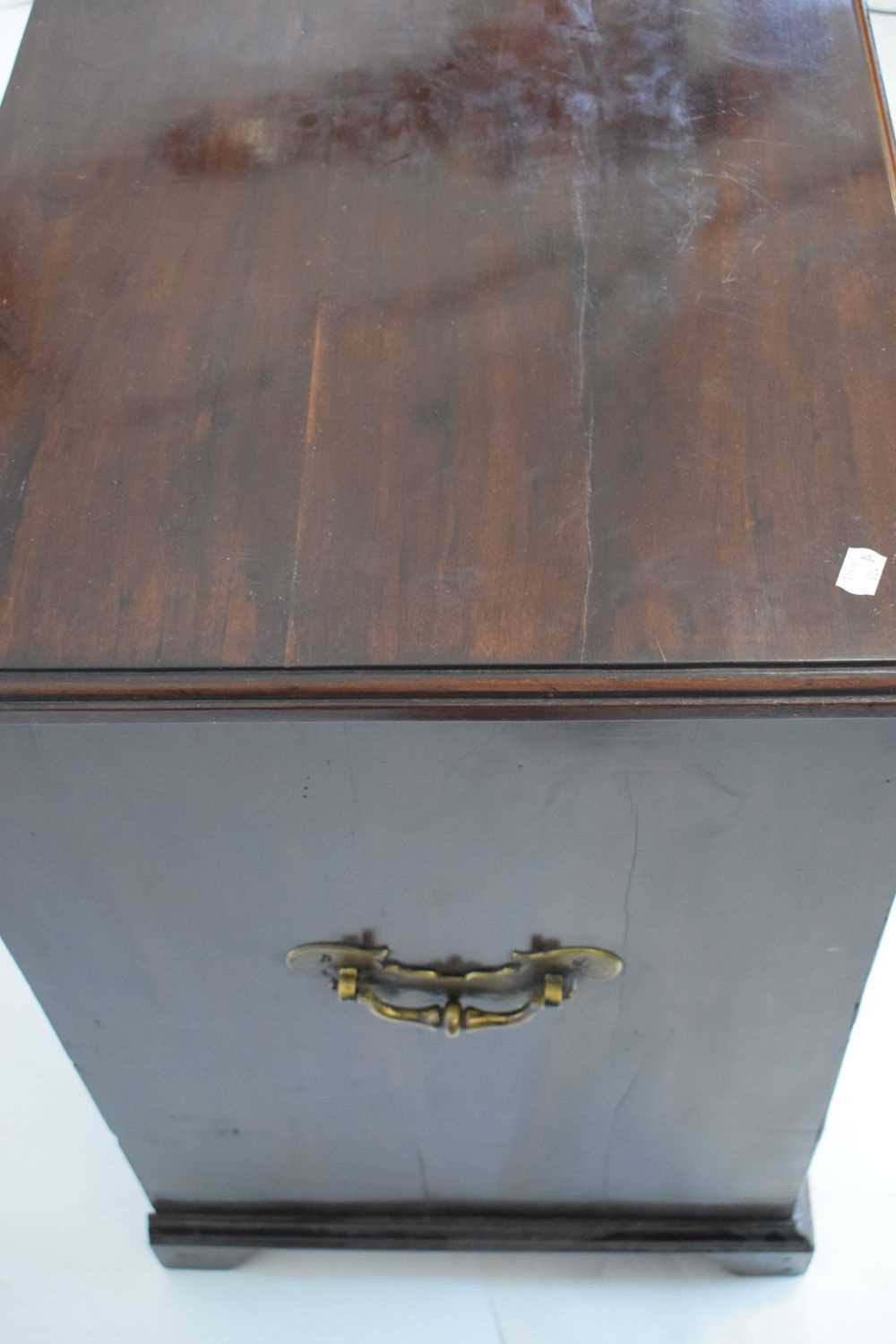 Small George III mahogany kneehole desk - Image 3 of 8