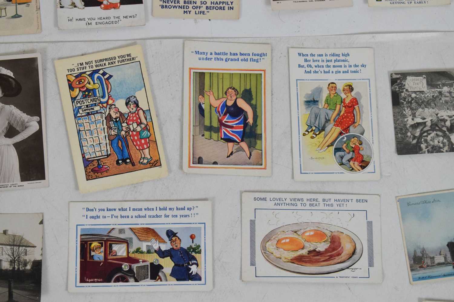 Small quantity of early to mid 20th Century postcards - Image 6 of 13