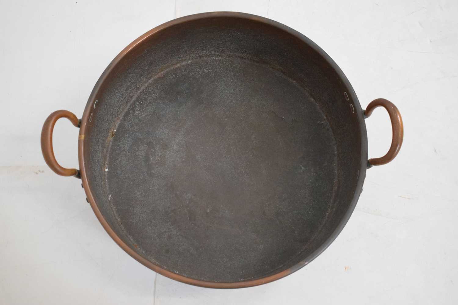 Large copper two handled pan - Image 5 of 6