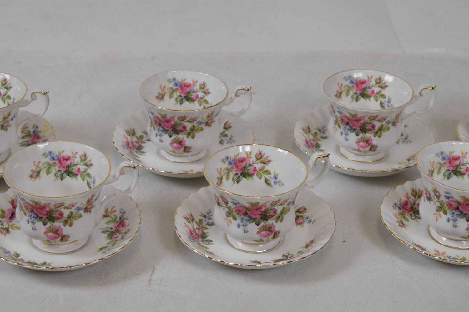 Extensive Royal Albert 'Moss Rose' pattern dinner service - Image 17 of 23