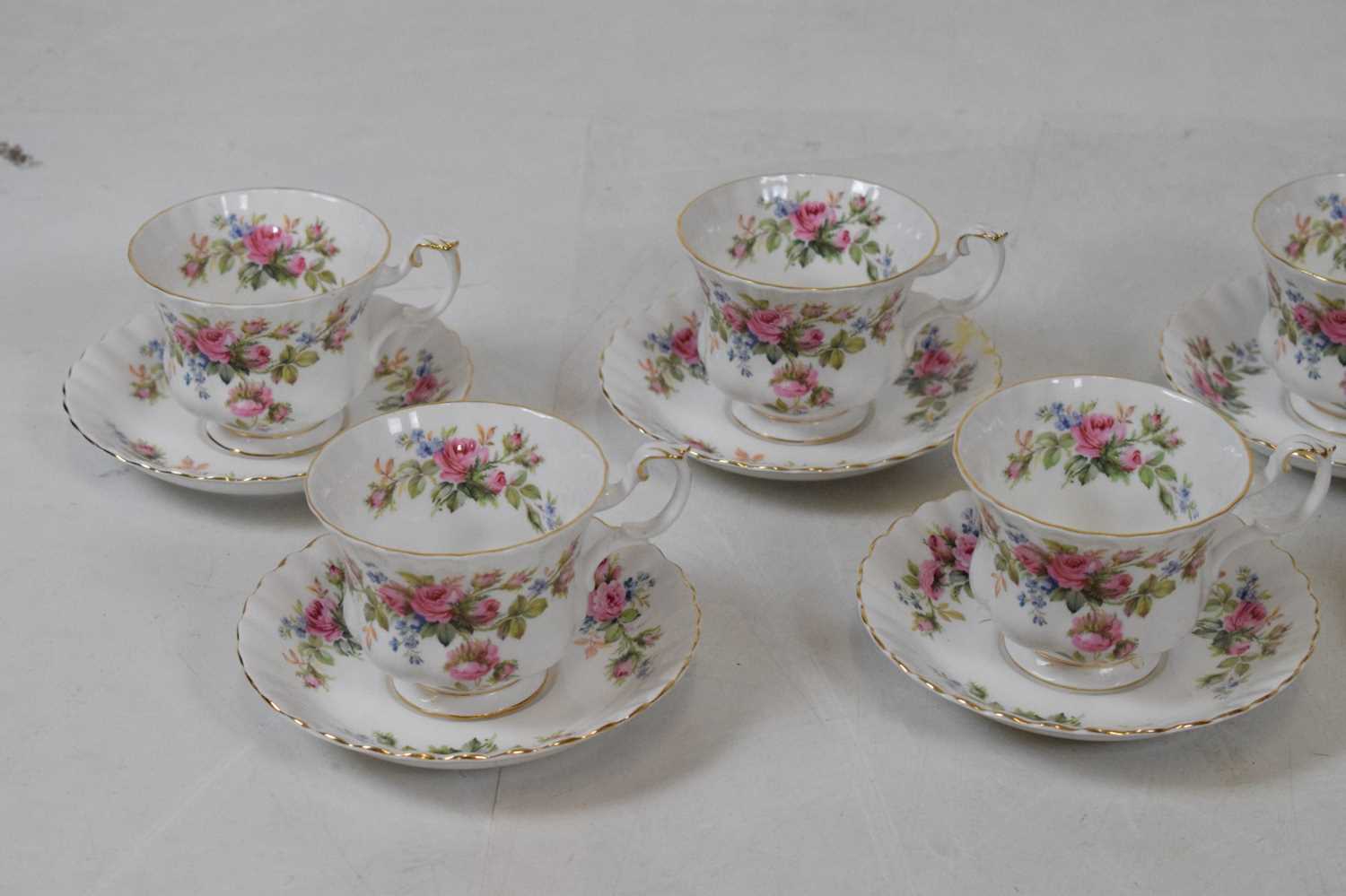 Extensive Royal Albert 'Moss Rose' pattern dinner service - Image 16 of 23