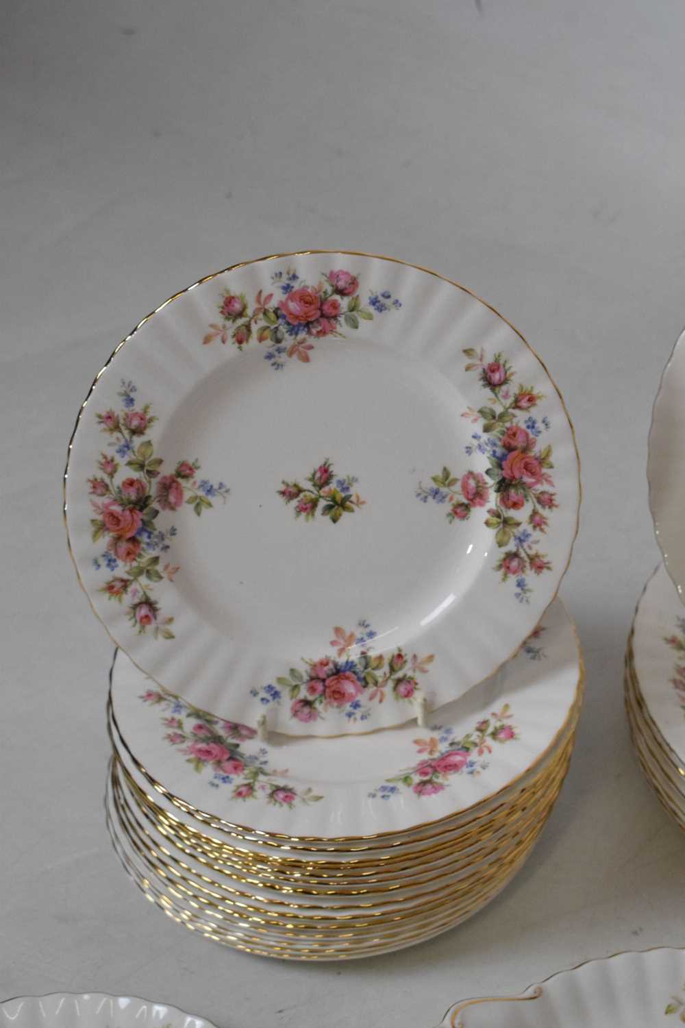 Extensive Royal Albert 'Moss Rose' pattern dinner service - Image 2 of 23