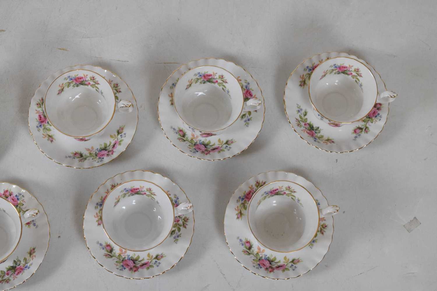 Extensive Royal Albert 'Moss Rose' pattern dinner service - Image 22 of 23