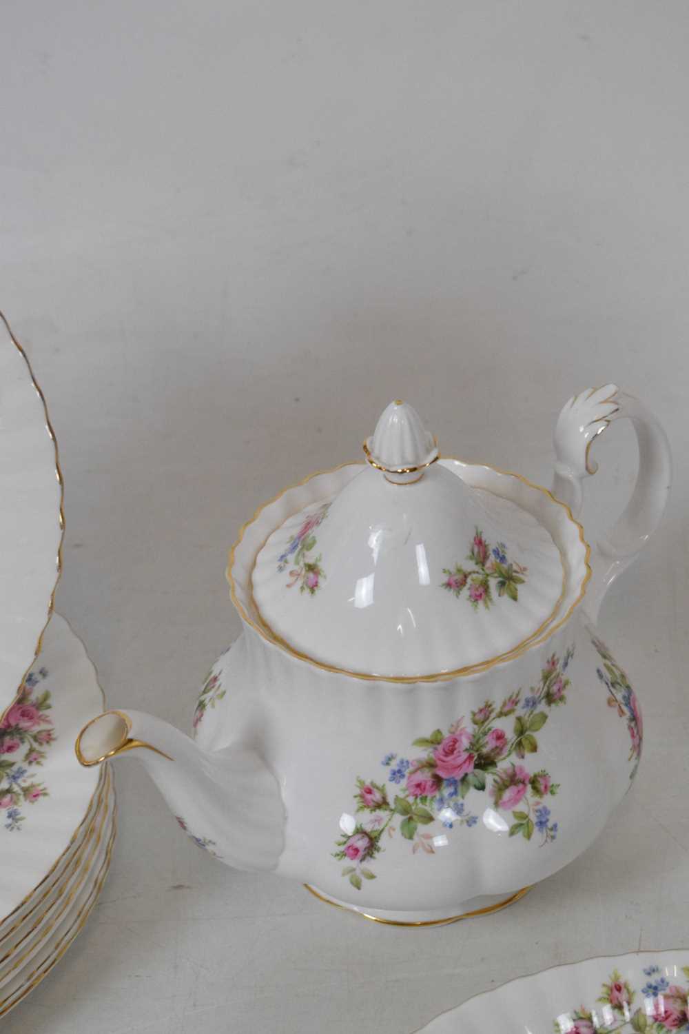 Extensive Royal Albert 'Moss Rose' pattern dinner service - Image 4 of 23