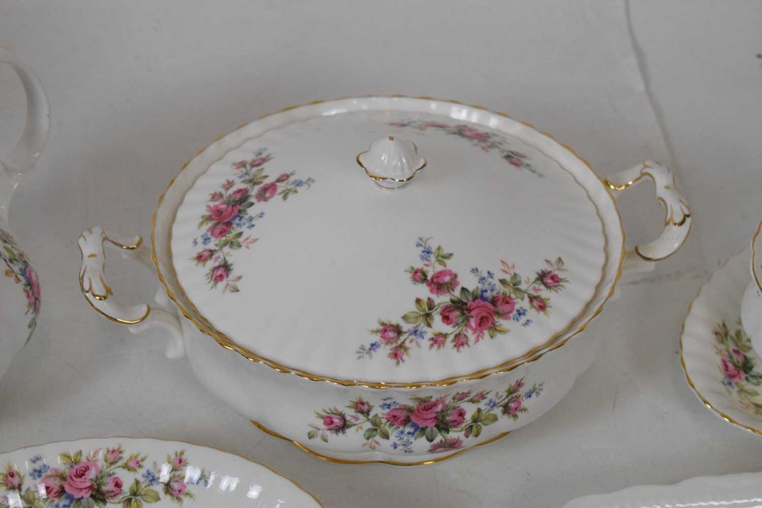 Extensive Royal Albert 'Moss Rose' pattern dinner service - Image 5 of 23