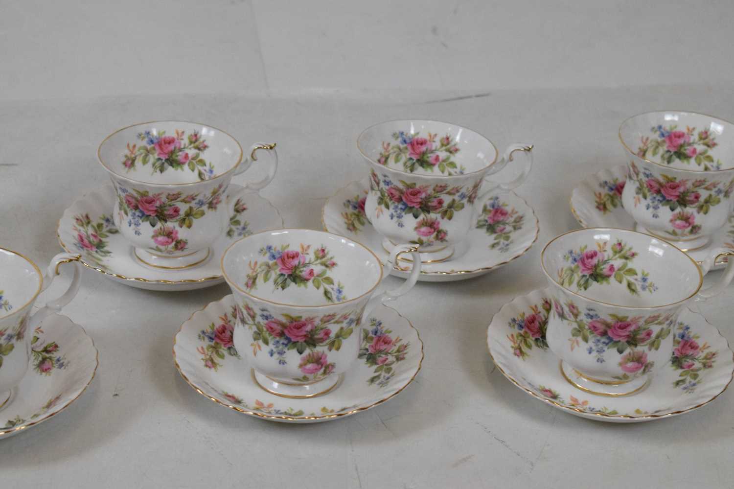 Extensive Royal Albert 'Moss Rose' pattern dinner service - Image 18 of 23