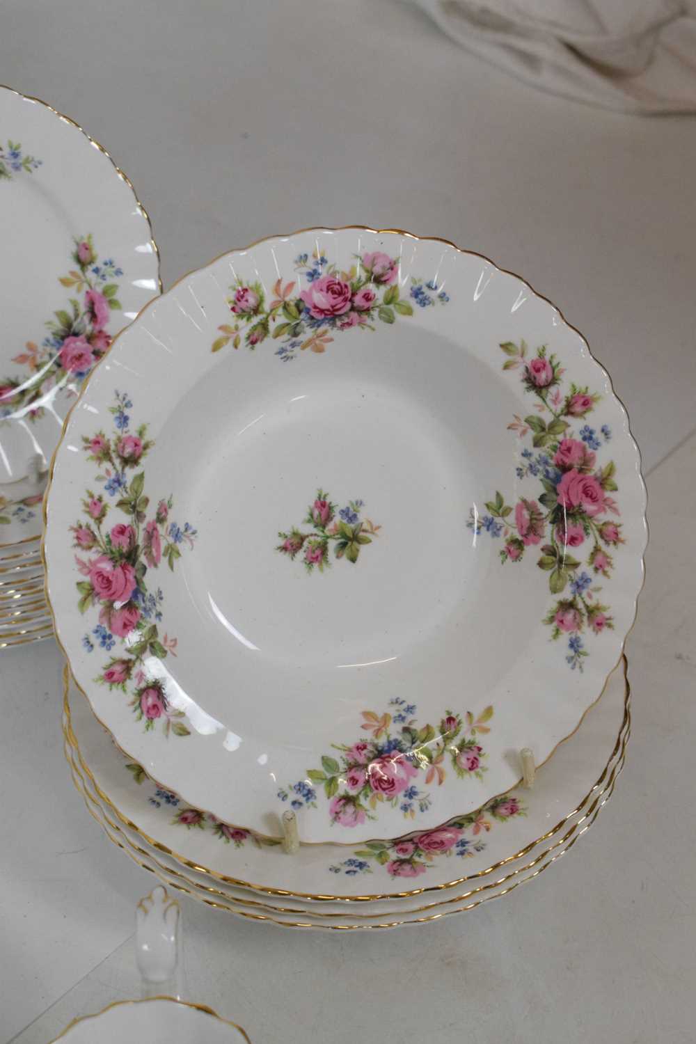 Extensive Royal Albert 'Moss Rose' pattern dinner service - Image 9 of 23