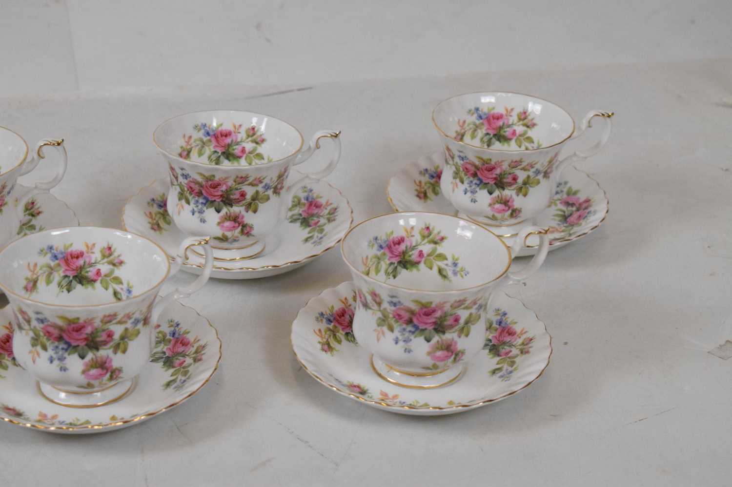 Extensive Royal Albert 'Moss Rose' pattern dinner service - Image 19 of 23