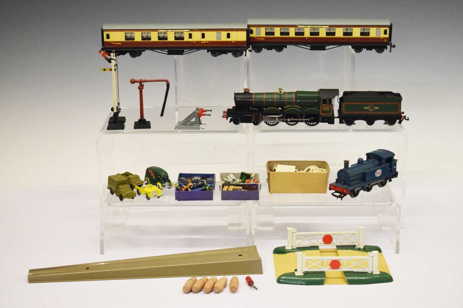 Hornby Dublo - Quantity of 00 gauge railway trainset items