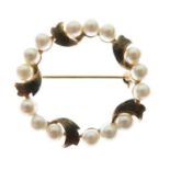 Yellow metal (9ct) and pearl wreath brooch