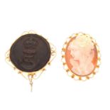 Royal Navy pressed horn button and a shell cameo brooch (2)