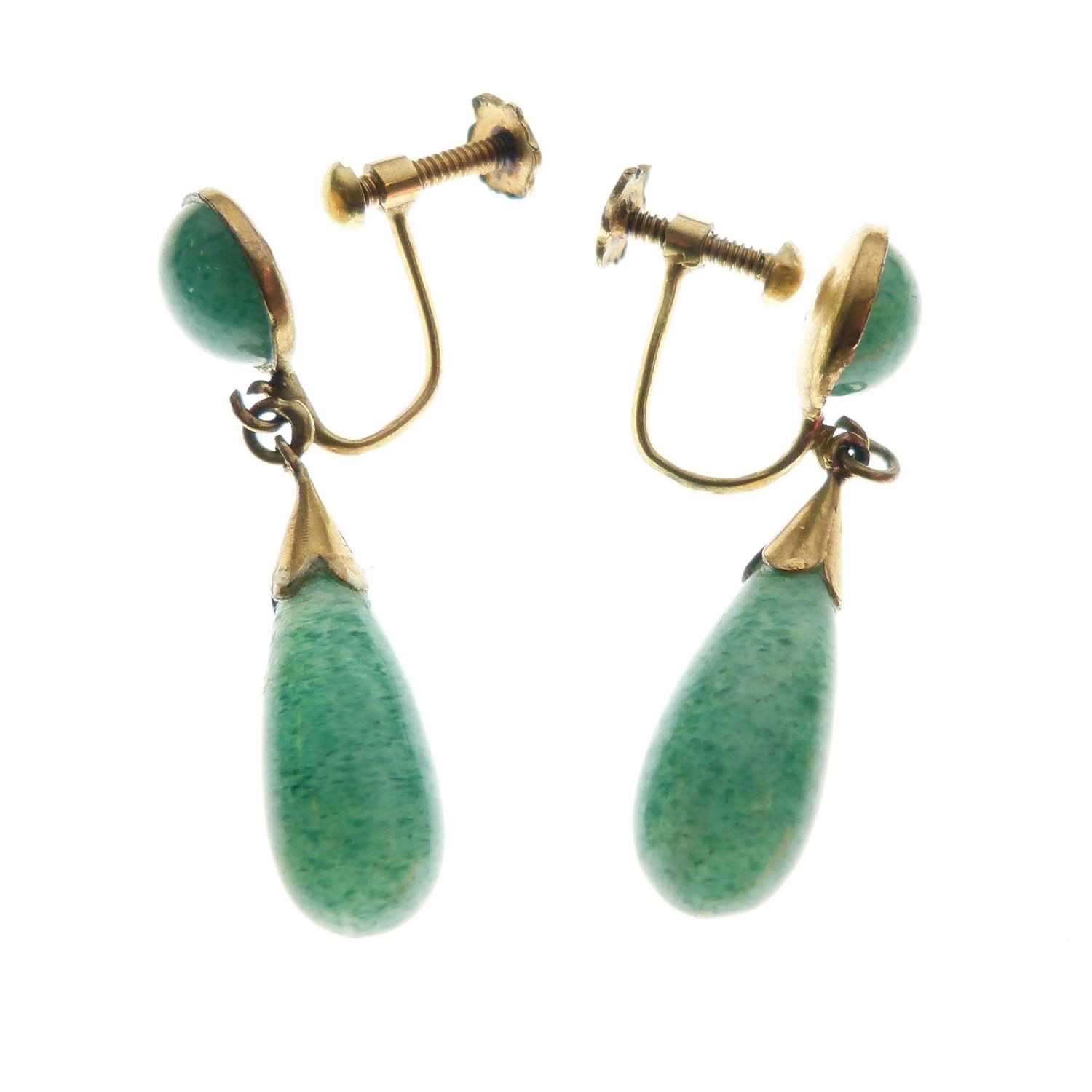 Pair of dyed jade screw-back ear studs