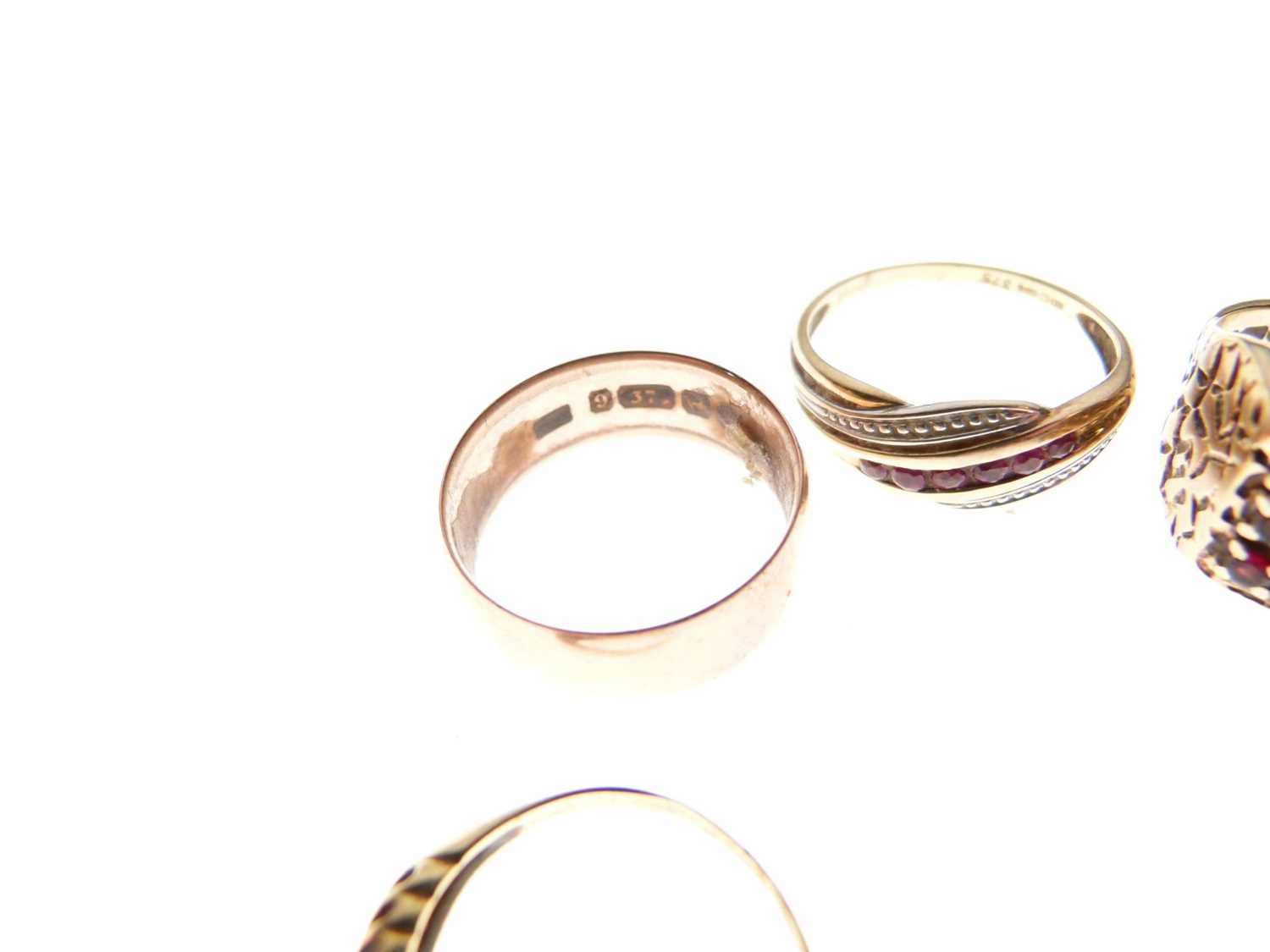 Three 9ct gold rings - Image 4 of 5