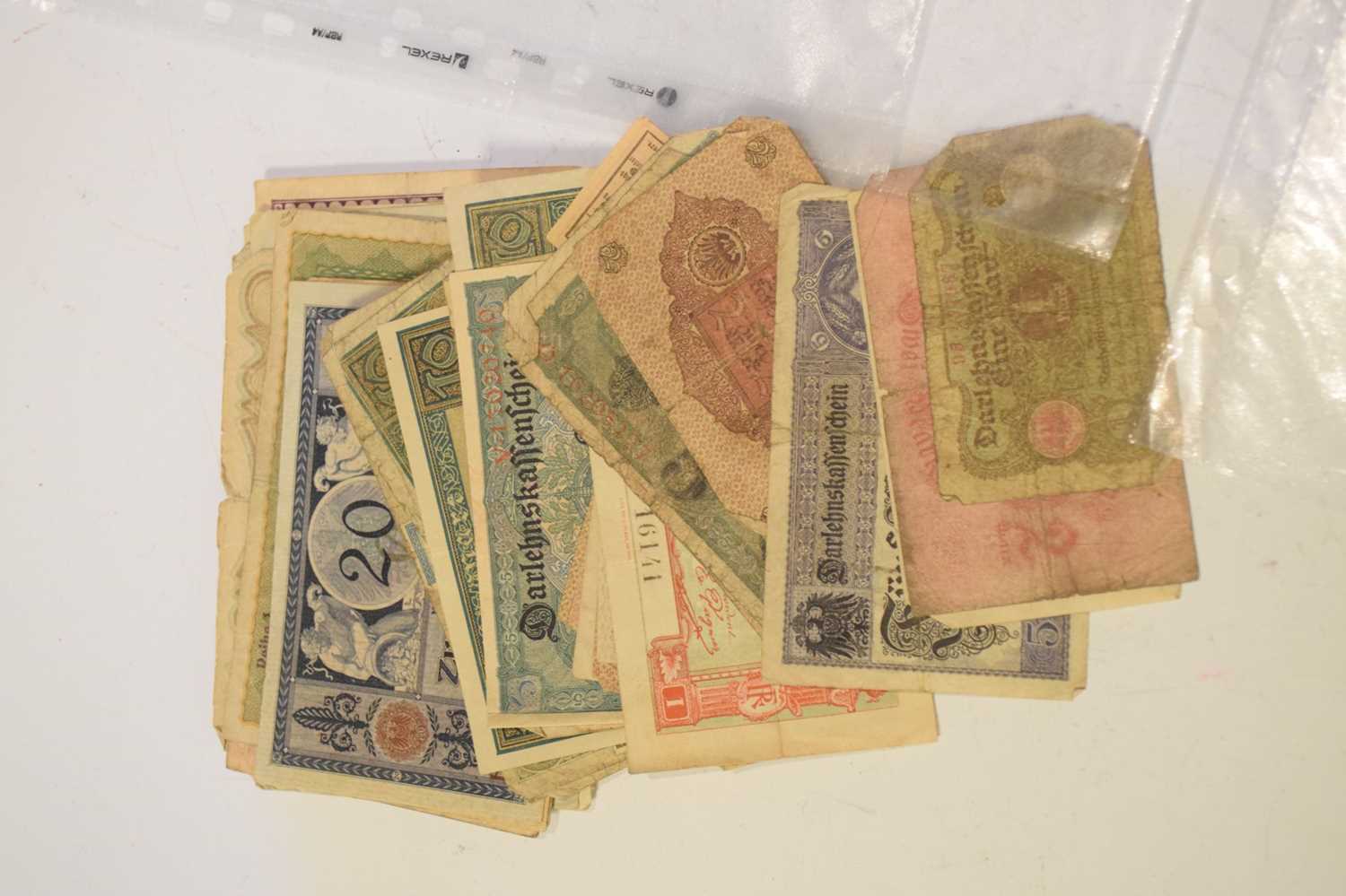 Quantity of GB and world bank notes to include O'Brien Bank of England white five pound notes, 1956 - Bild 4 aus 6