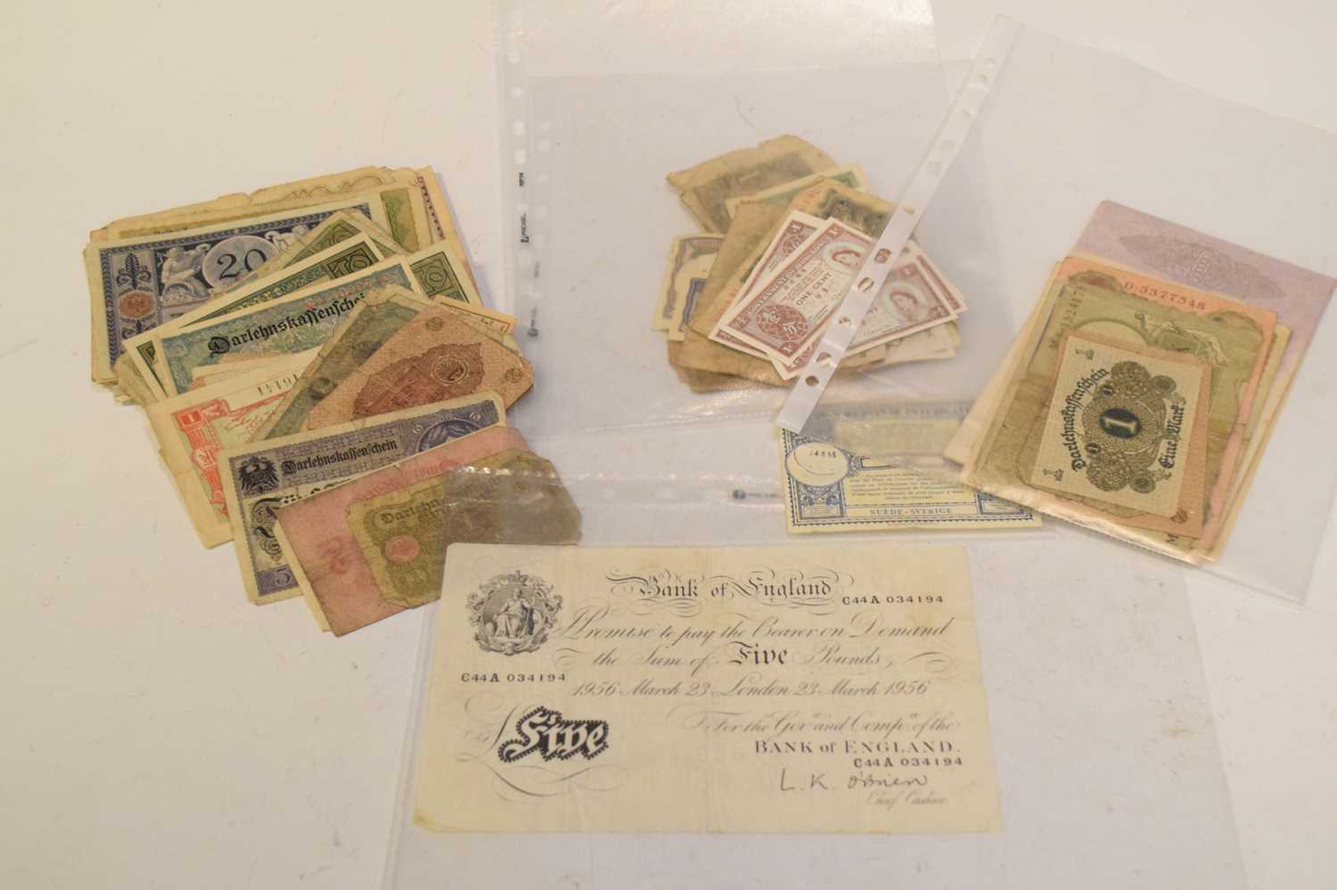 Quantity of GB and world bank notes to include O'Brien Bank of England white five pound notes, 1956 - Bild 6 aus 6