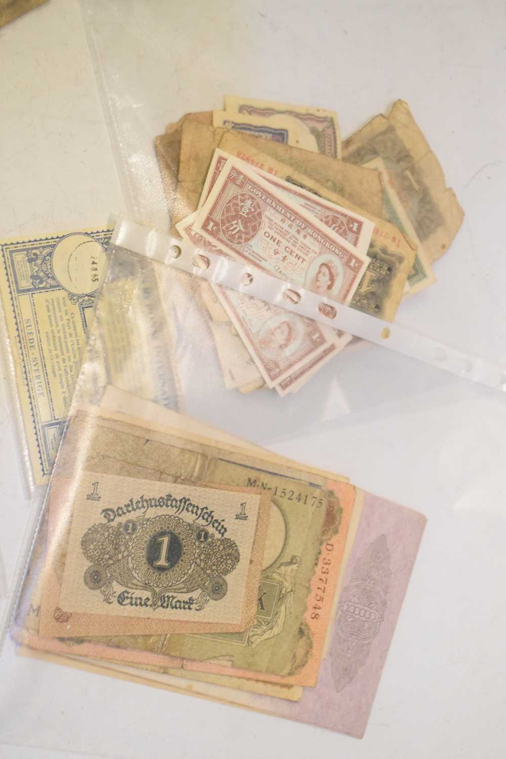 Quantity of GB and world bank notes to include O'Brien Bank of England white five pound notes, 1956 - Bild 5 aus 6