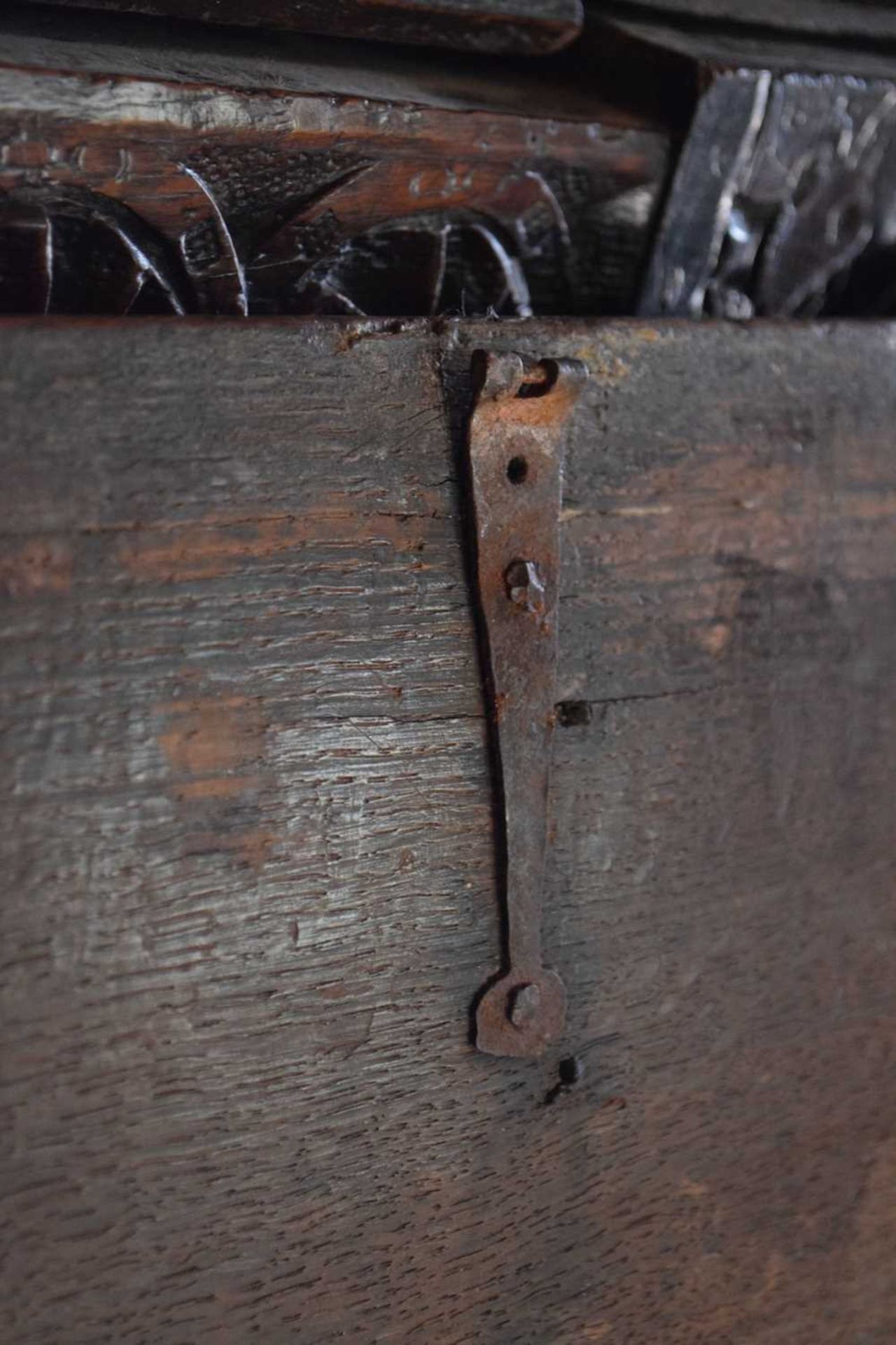 Large early 17th Century boarded oak box - Image 16 of 21
