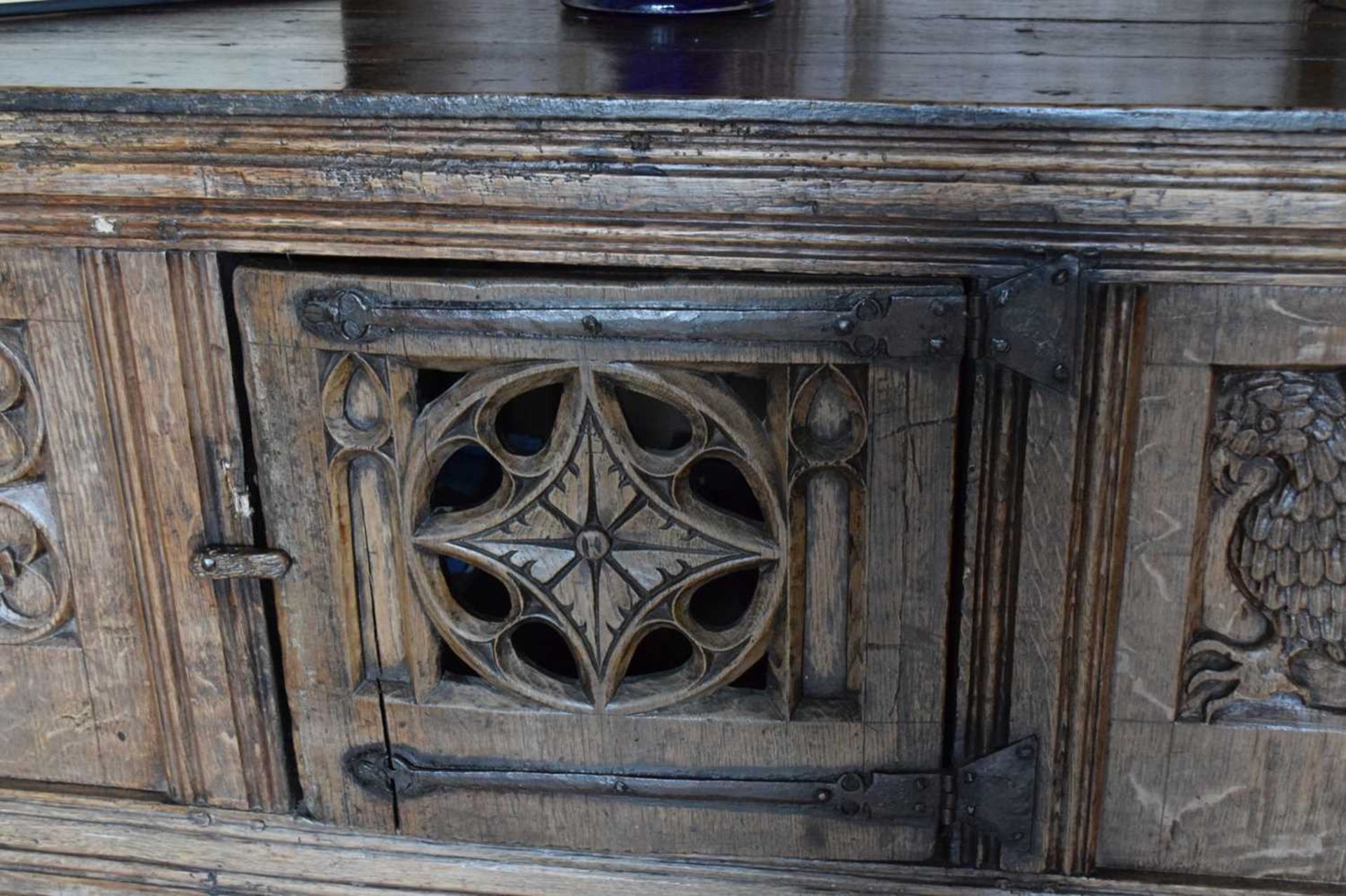 Oak aumbry, in the English manner of circa 1500 - Image 5 of 14