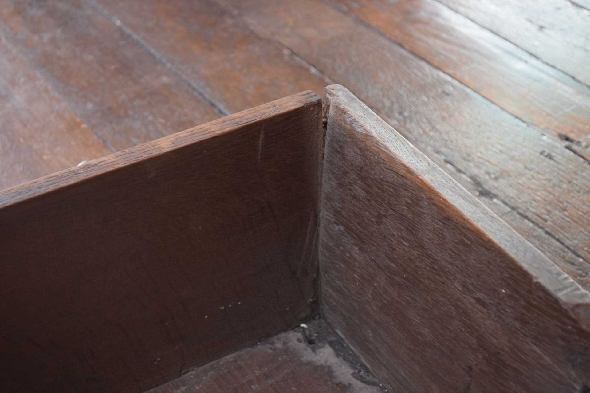 Large early 17th Century boarded oak box - Image 15 of 21