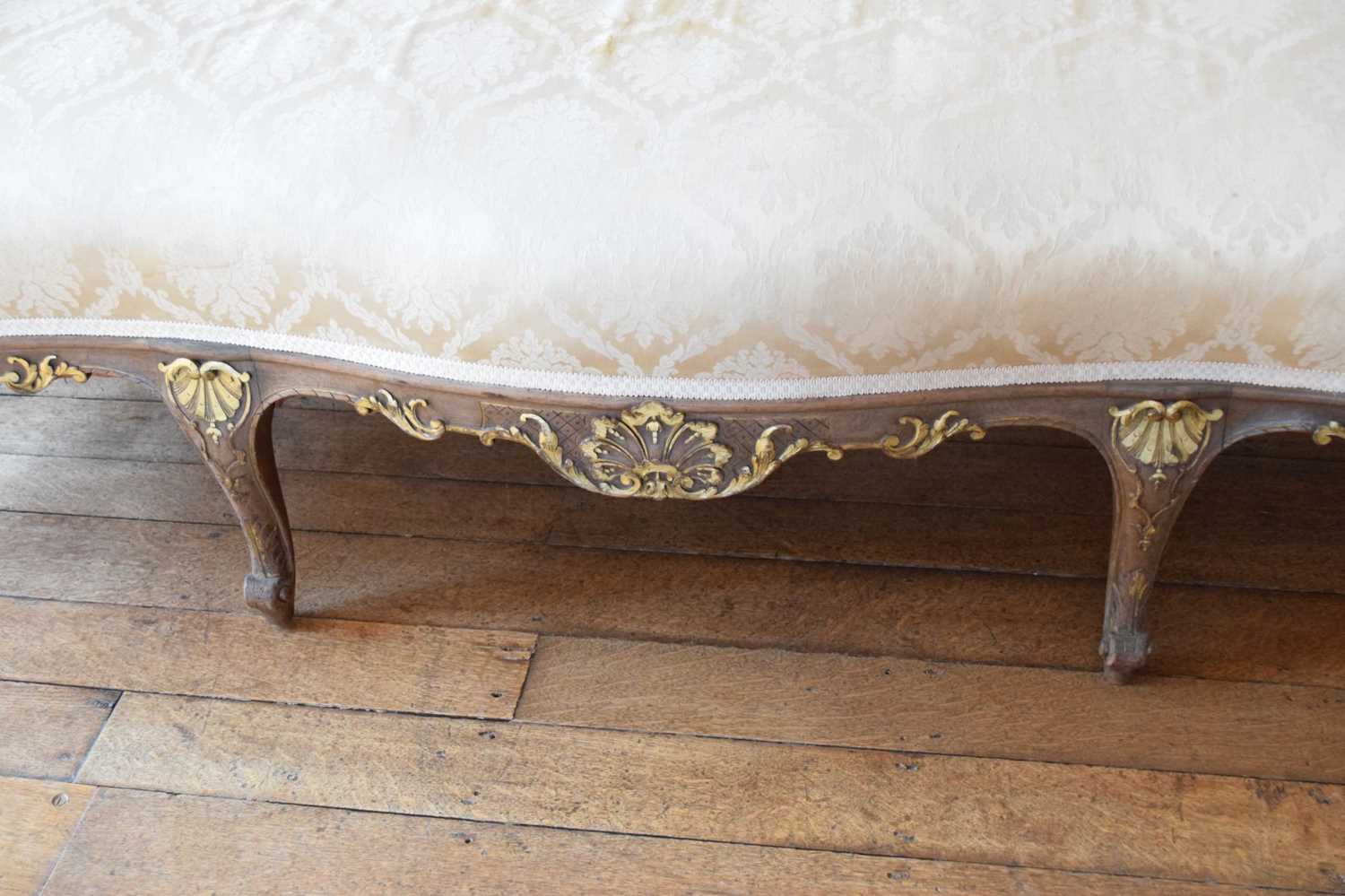 Early 20th Century carved beech and parcel-gilt settee - Image 9 of 12