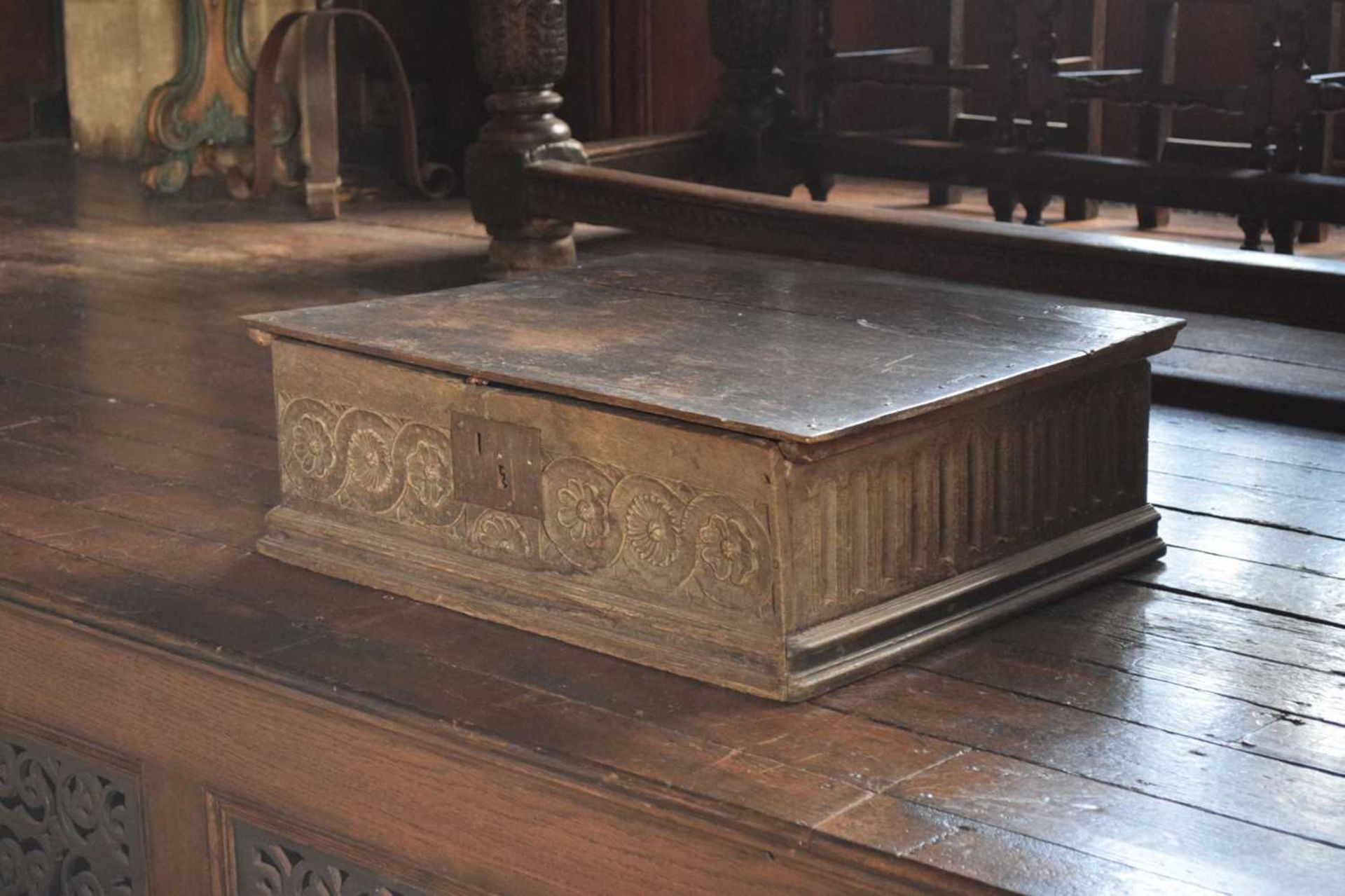 Large early 17th Century boarded oak box - Image 19 of 21