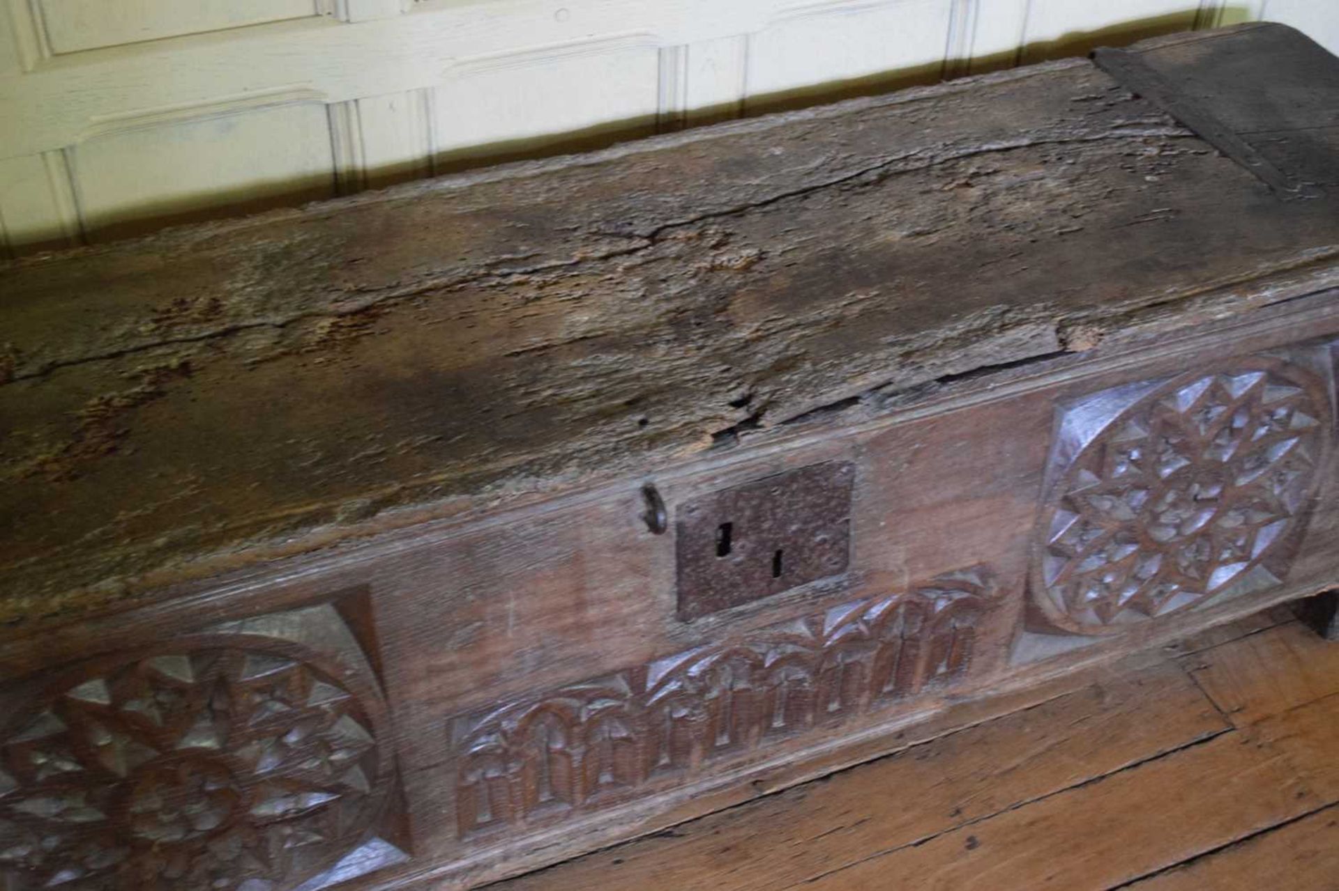 Impressive oak boarded chest, circa 1500 - Image 5 of 25