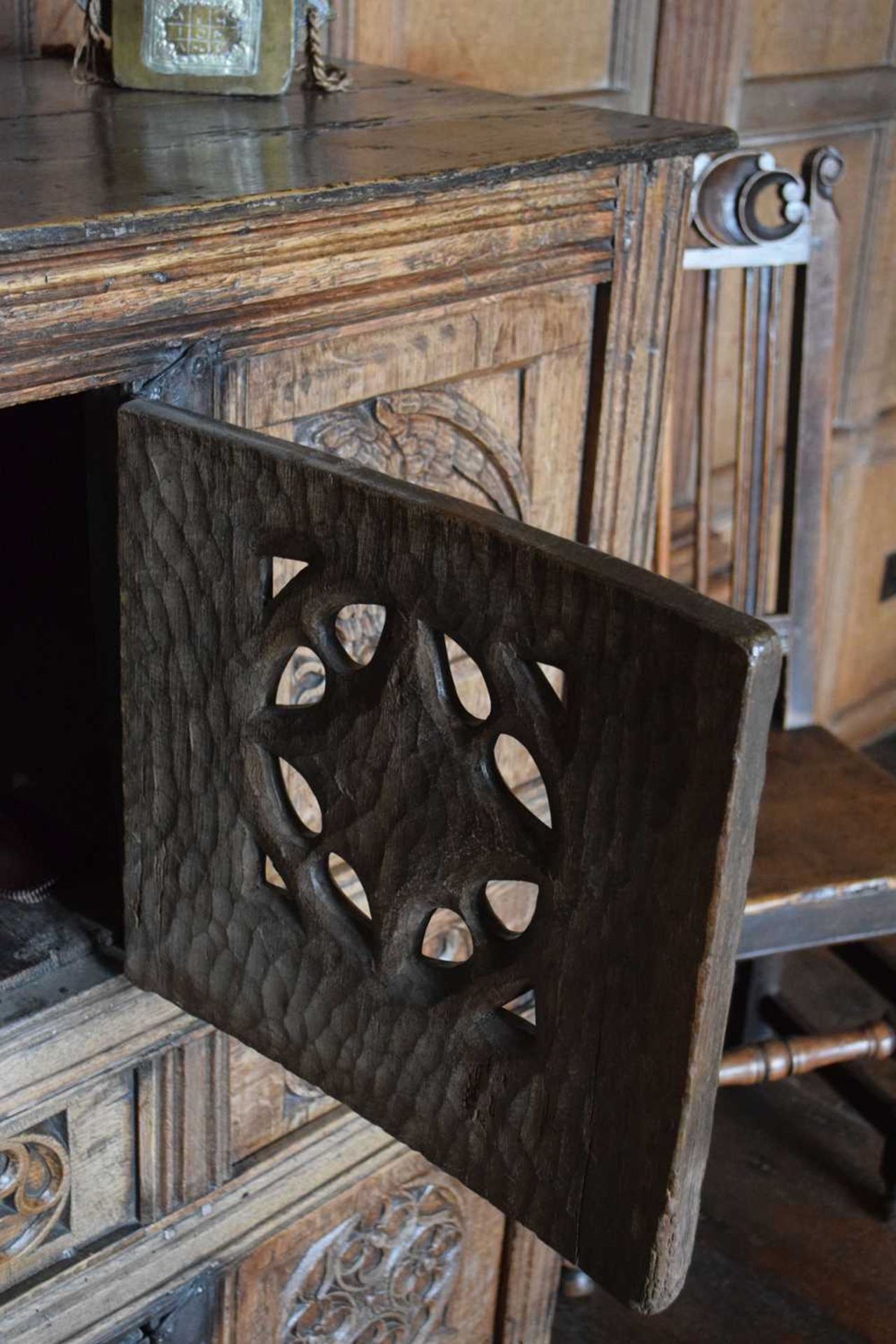 Oak aumbry, in the English manner of circa 1500 - Image 6 of 14