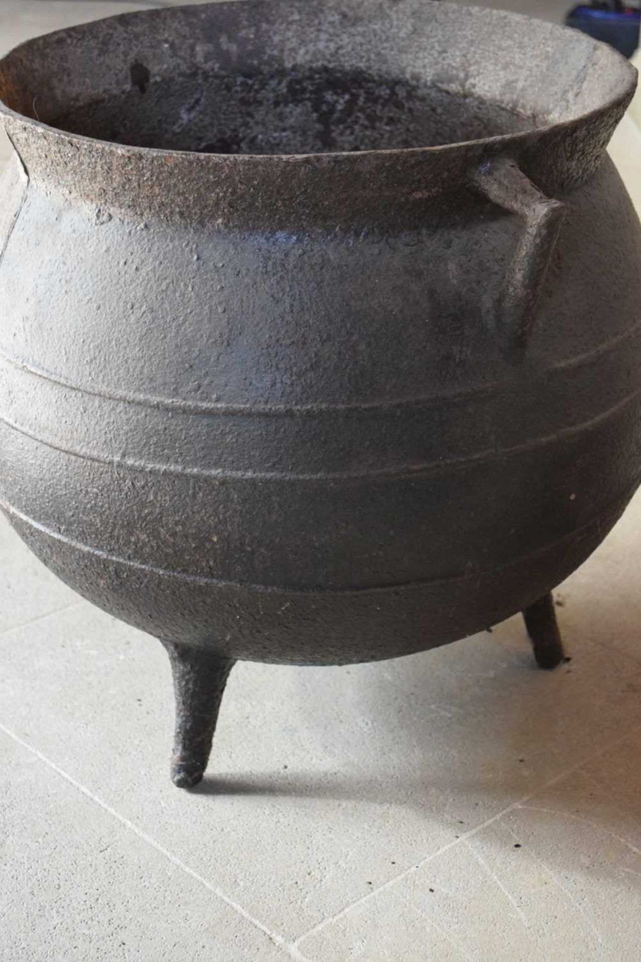 Coalbrookdale - 19th Century iron cauldron - Image 4 of 14