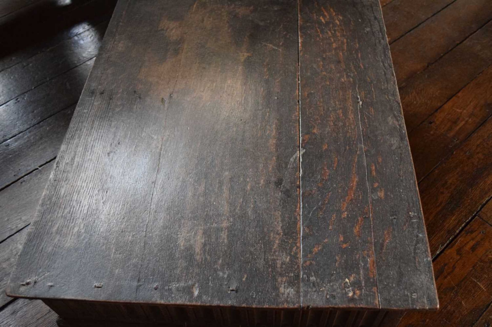 Large early 17th Century boarded oak box - Image 11 of 21