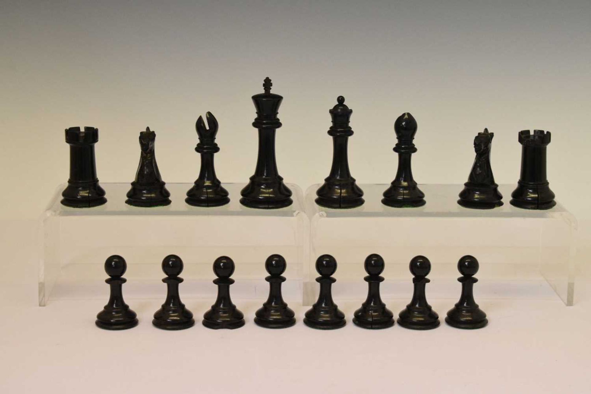 Staunton pattern boxwood and ebonised chess set - Image 2 of 10