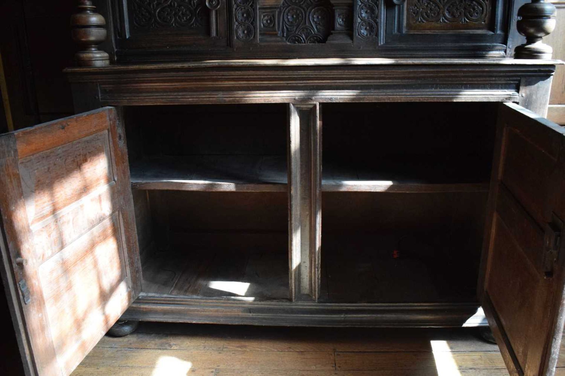 Early 17th Century English carved oak three-tier ‘court’ cupboard - Image 6 of 28