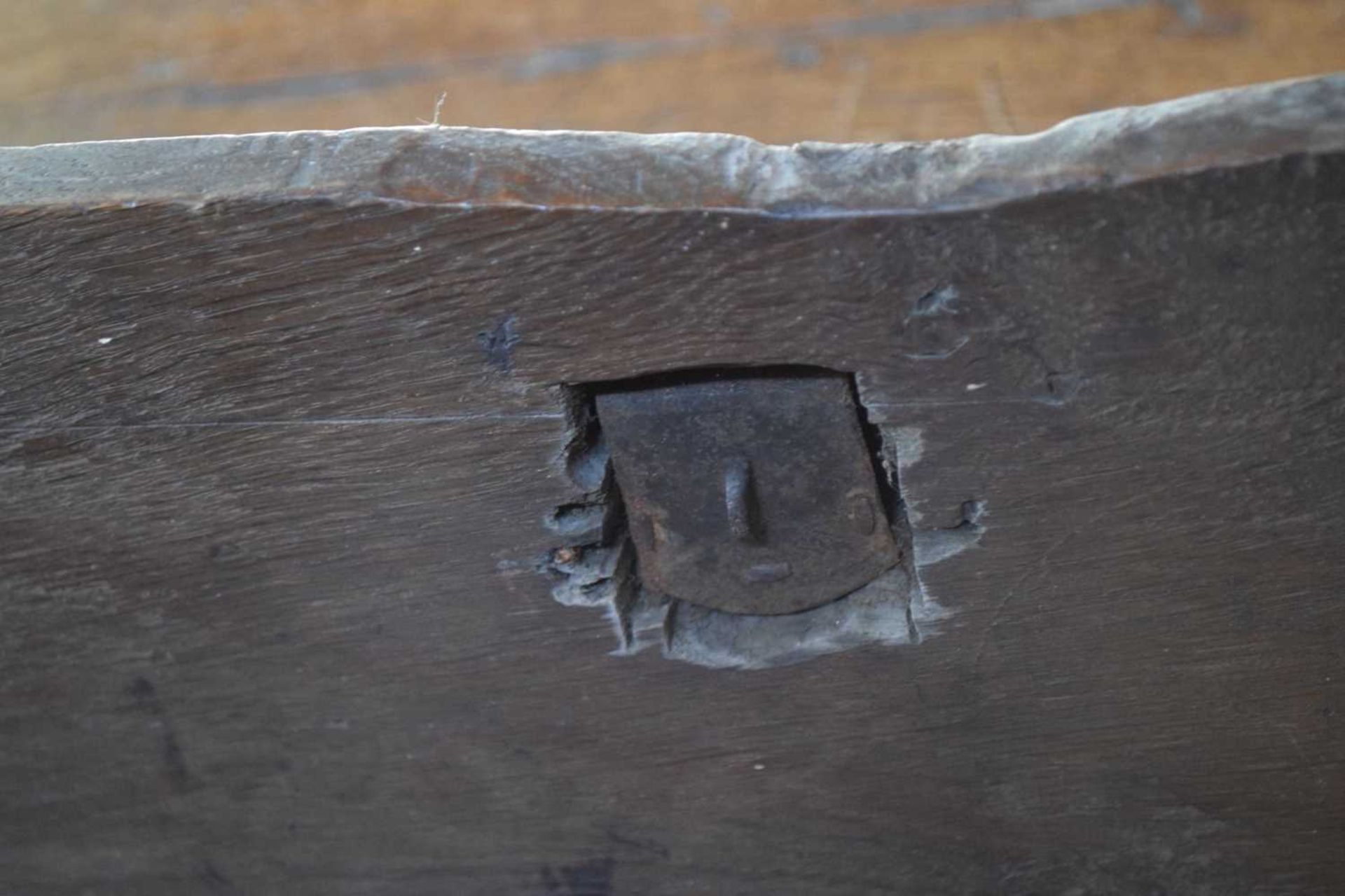 Large early 17th Century boarded oak box - Image 17 of 21