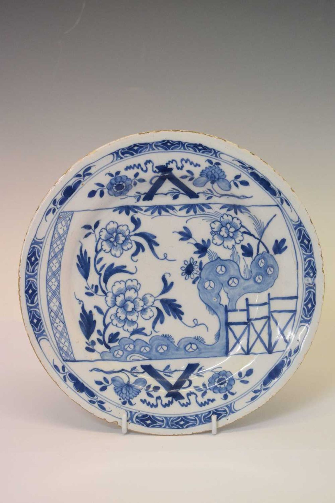 Two mid-18th Century Chinoiserie English delft plates - Image 6 of 10