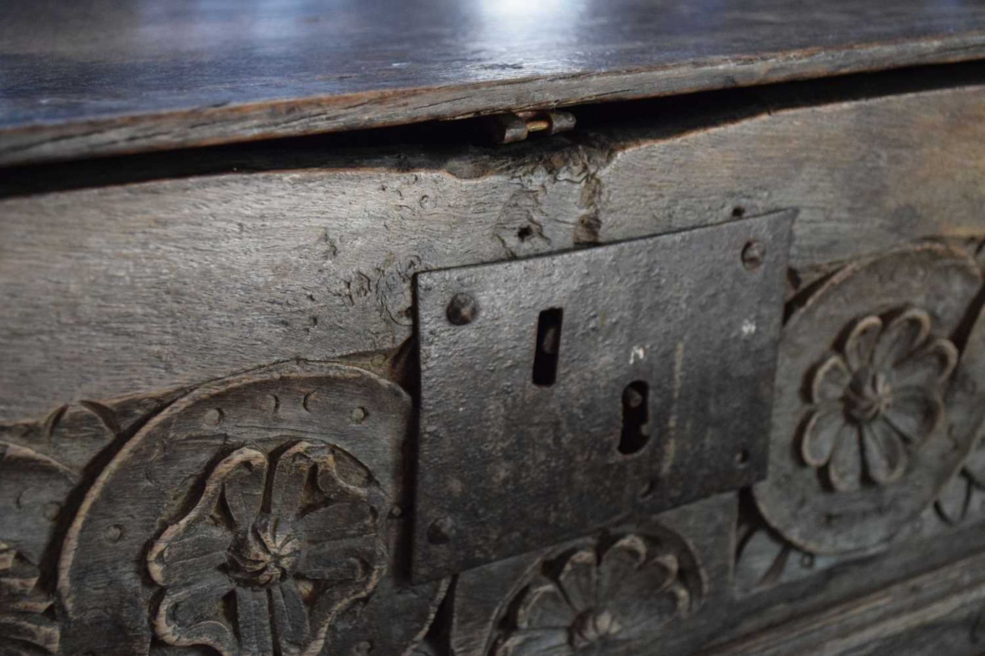 Large early 17th Century boarded oak box - Image 18 of 21