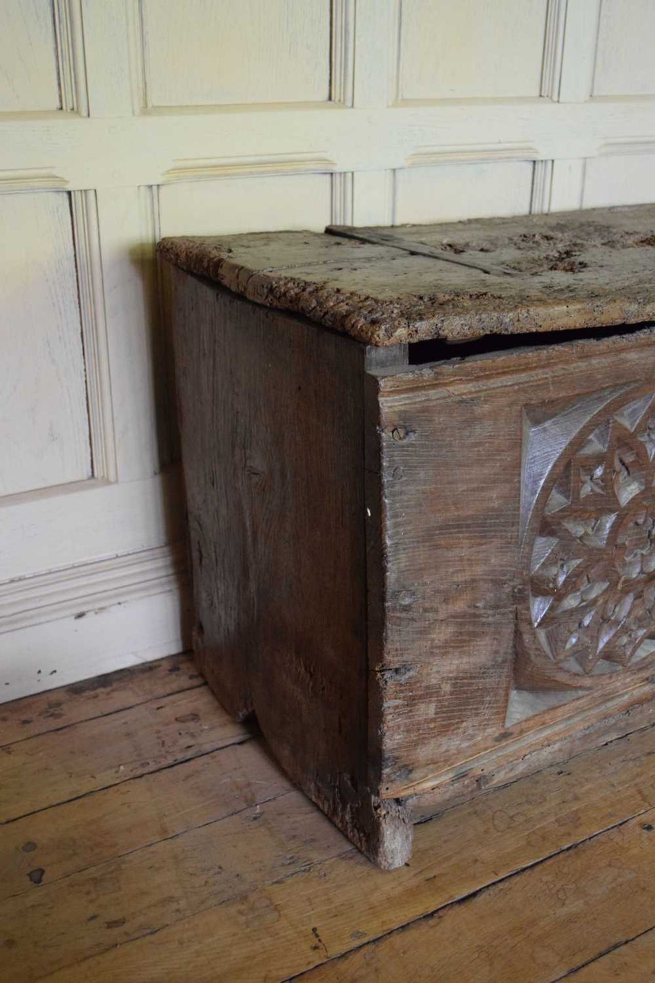 Impressive oak boarded chest, circa 1500 - Image 10 of 25