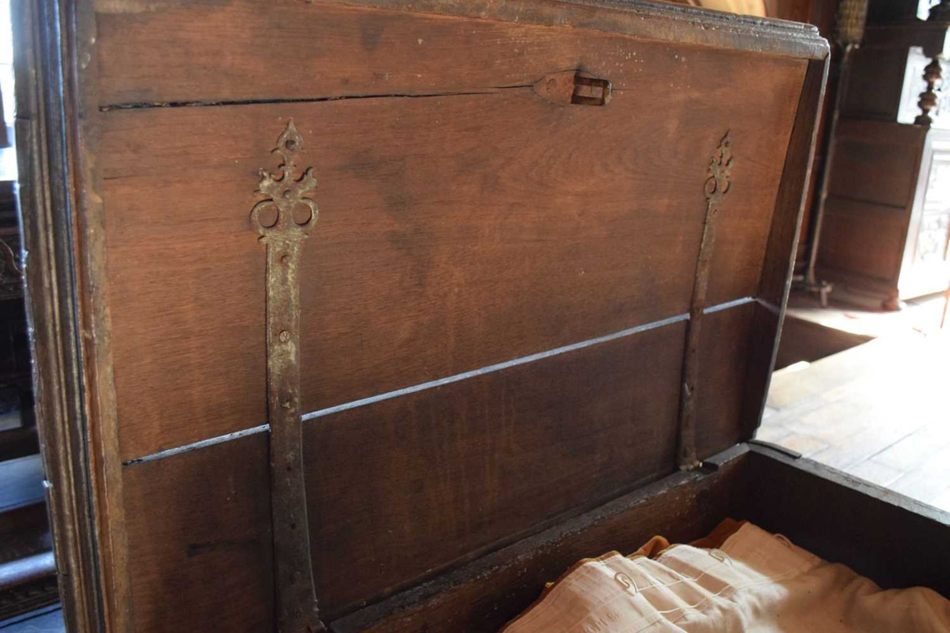 Small late 16th Century carved oak chest - Image 29 of 36