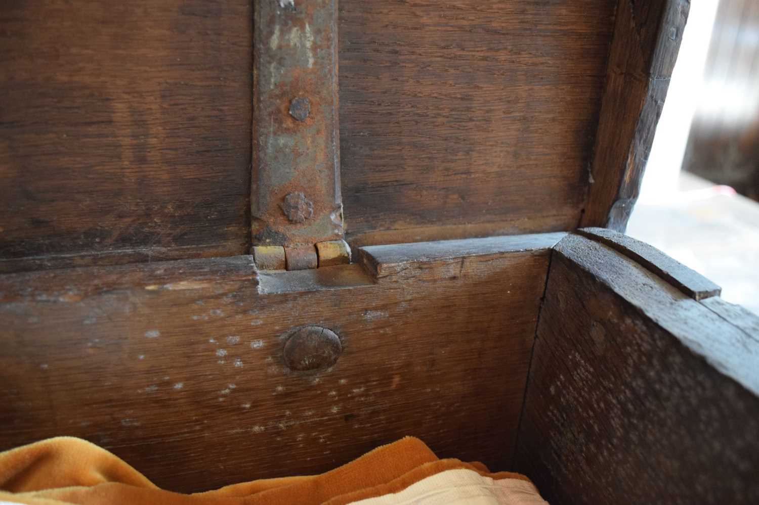 Small late 16th Century carved oak chest - Image 32 of 36